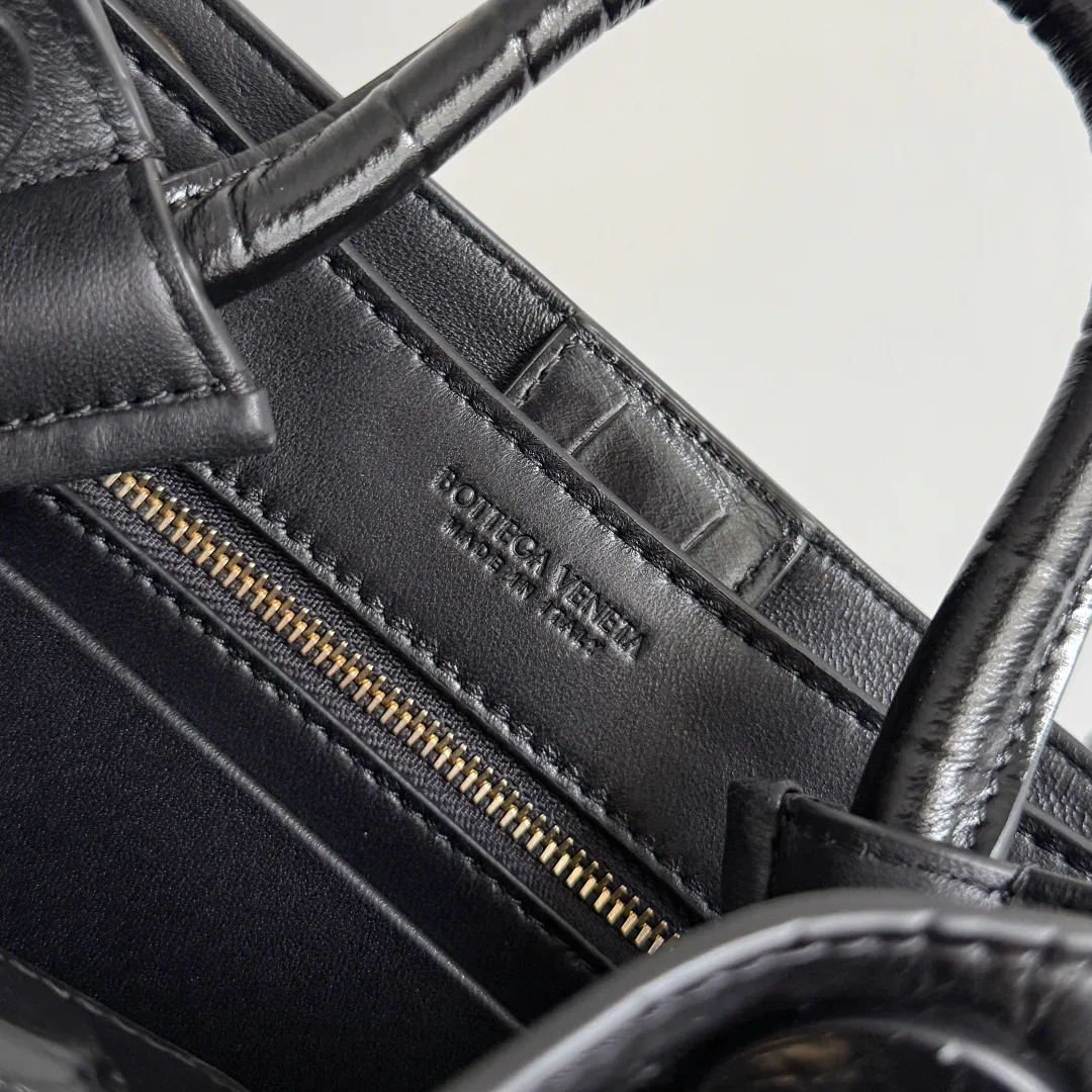 Batch 2880 BOTTEGA VENETA crocodile leather mini andiamo is paired with a four-piece oak hardware set, making the entire bag more layered. As a classic model of the BV family, each innovation brings different surprises to fans. There are three ways to carry it with different makeup. Crocodile skin is called the gold in leather and is famous for its top luxury and rarity. During use, the luster of the crocodile skin will not fade or fade with time. No matter how long it is used, it will still remain new. And because each crocodile skin is different, the effect of each crocodile leather bag is different. Style number: 777614+wood hardware Size: 22*15.5*9cm
